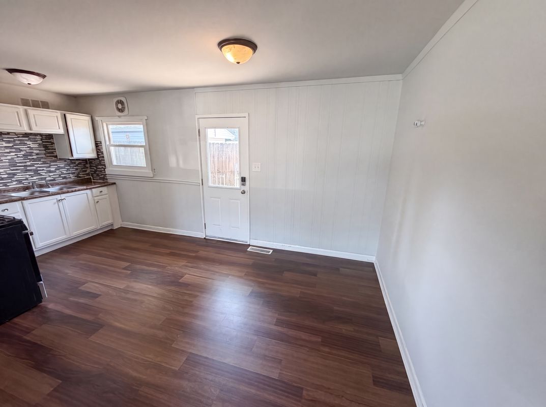 Photo 6 of 18 of 3125 Midvale Dr, Indianapolis, IN