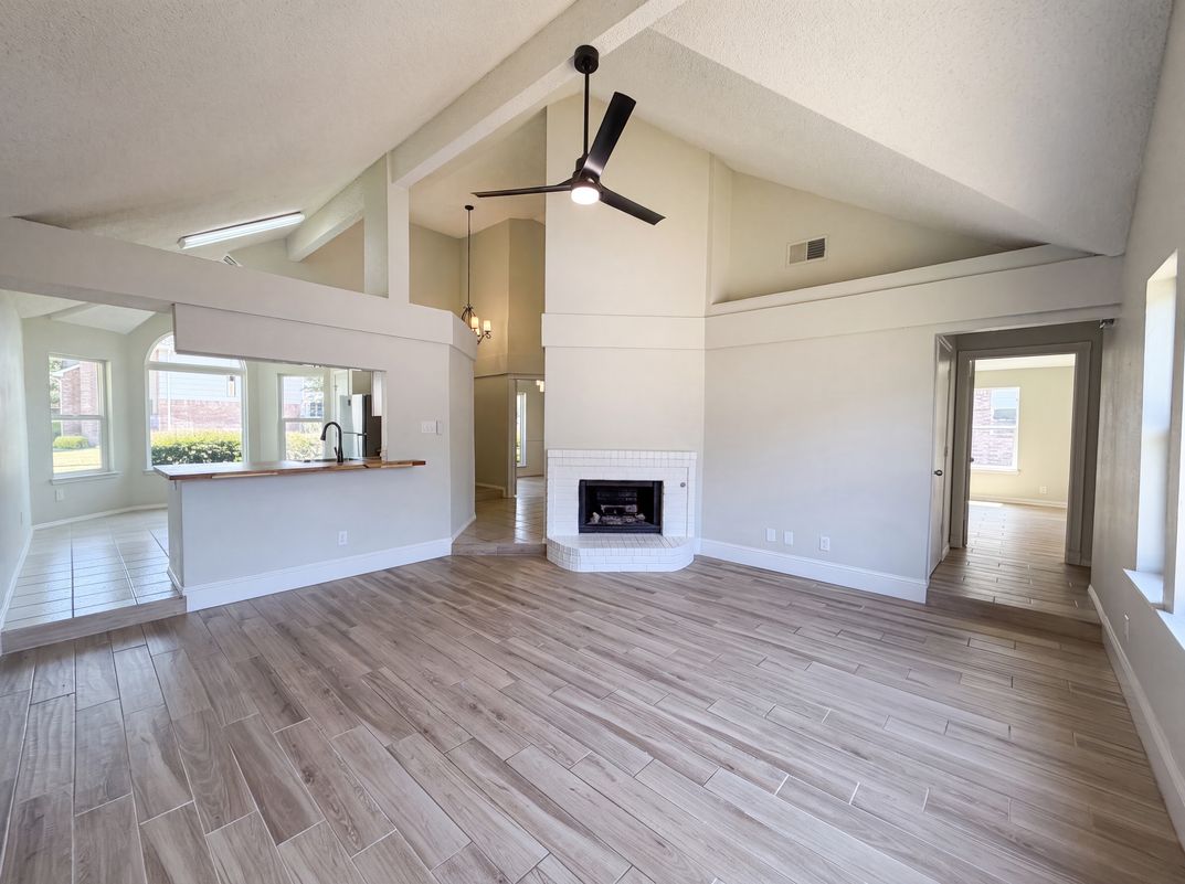 Property photo 3 of 713 Lake Bluff Dr