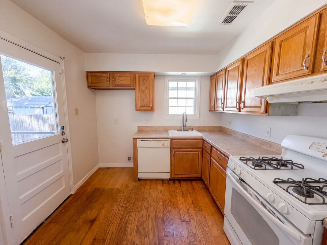 Property photo 2 of 3802 Poinsettia Dr