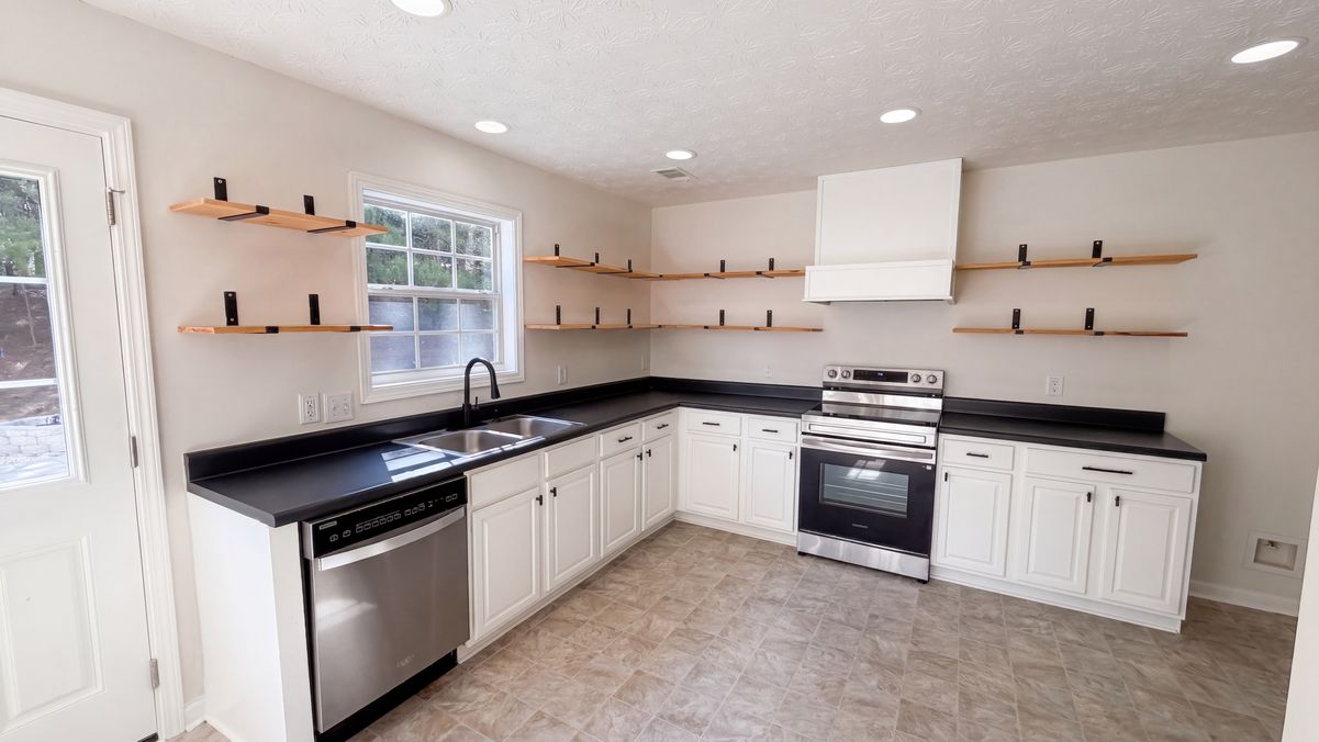 Property photo 2 of 1668 Bennett Dr