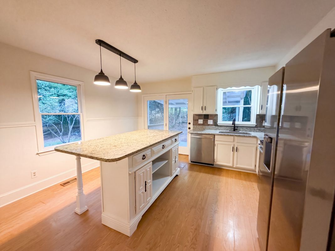 Property photo 2 of 4043 Windward Dr