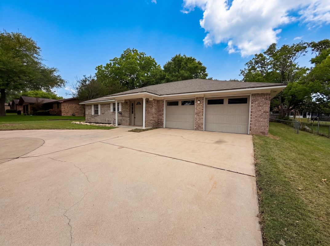 Photo 13 of 16 of 410 Cole Ave, Temple, TX