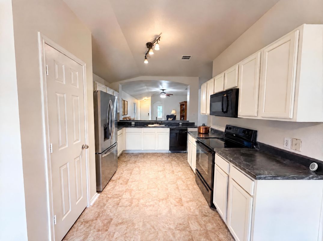 Property photo 2 of 413 E Vega Ln