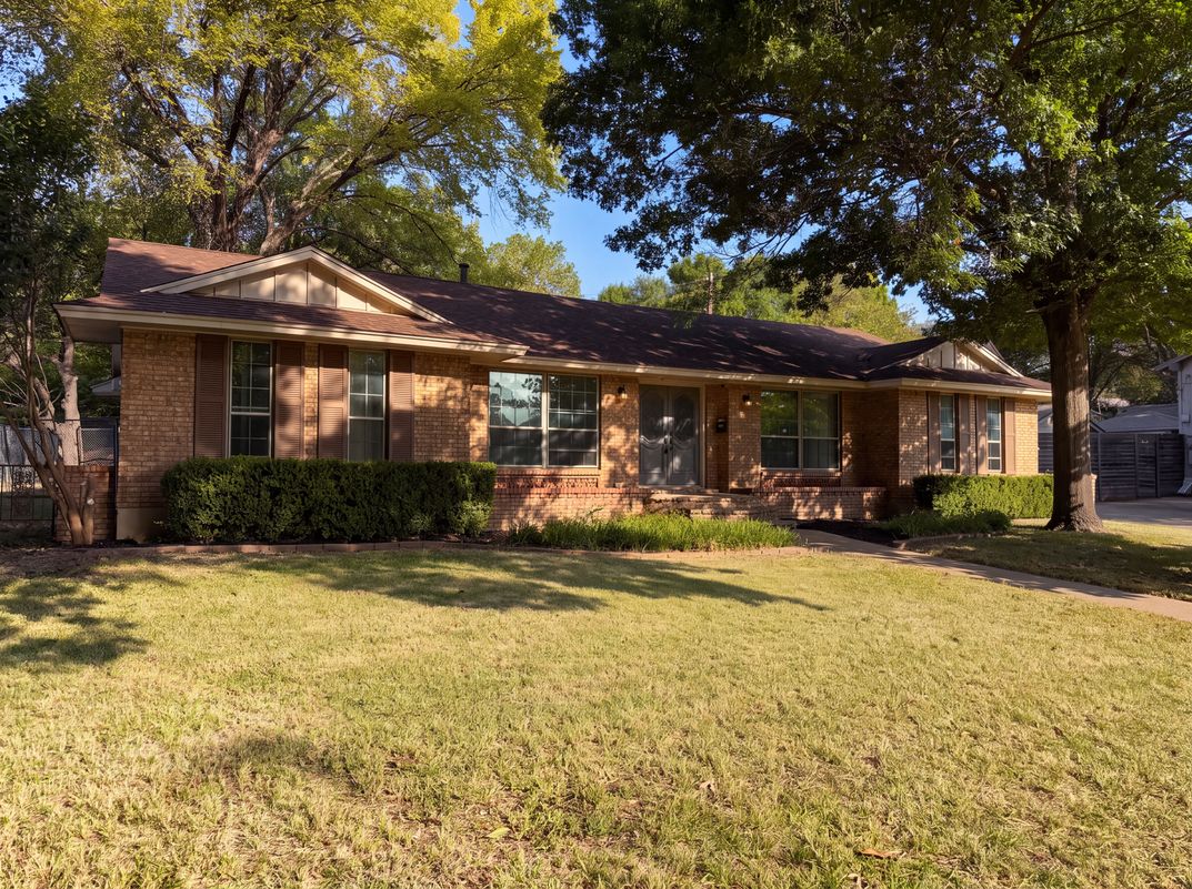 Property photo 1 of 821 Glen Oaks Blvd