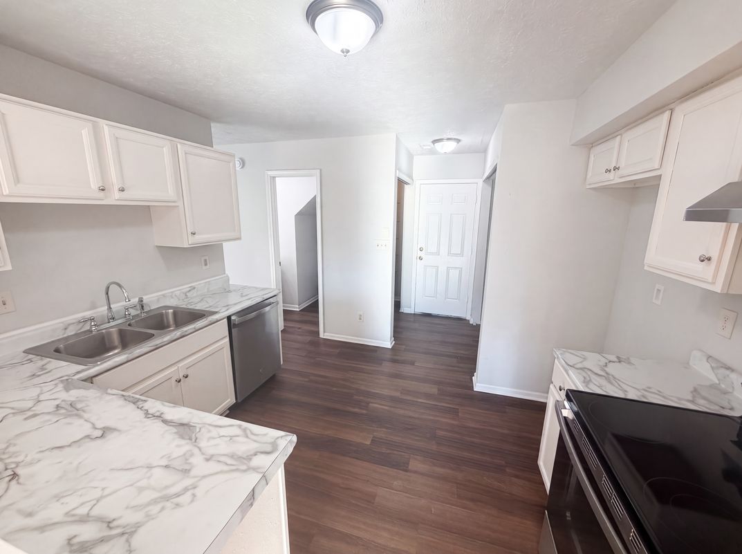 Photo 2 of 26 of 4801 Ossington Ct, Indianapolis, IN
