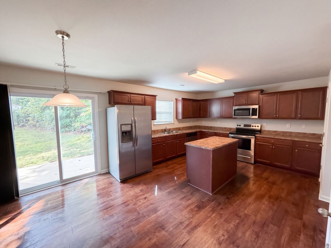 Property photo 3 of 900 Etta Pl