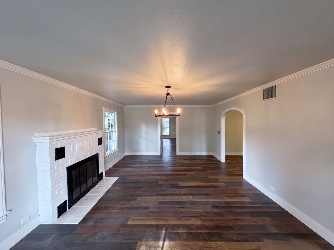 Property photo 3 of 923 S Lindsay St