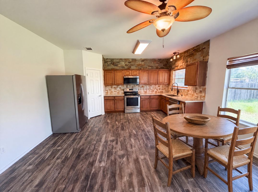 Property photo 2 of 206 Almquist St