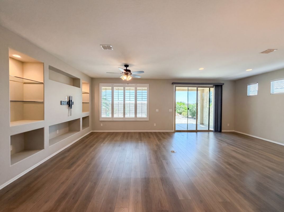Property photo 3 of 4387 N Presidio Dr