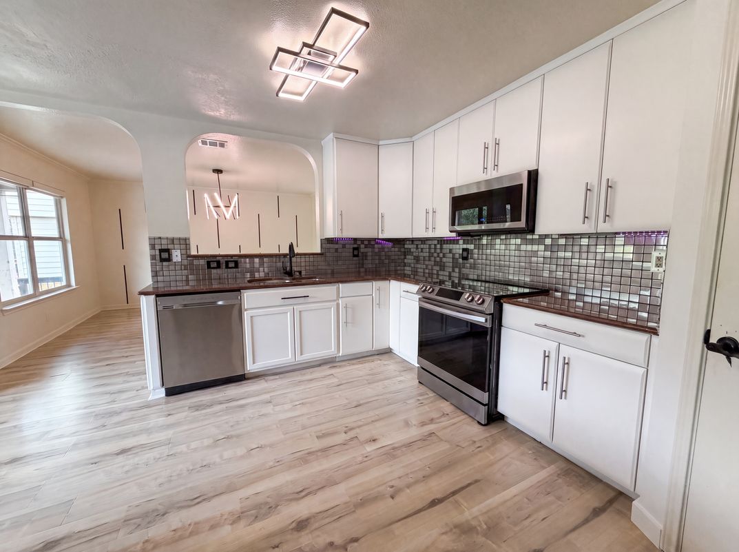 Property photo 2 of 10602 Springwood Sq