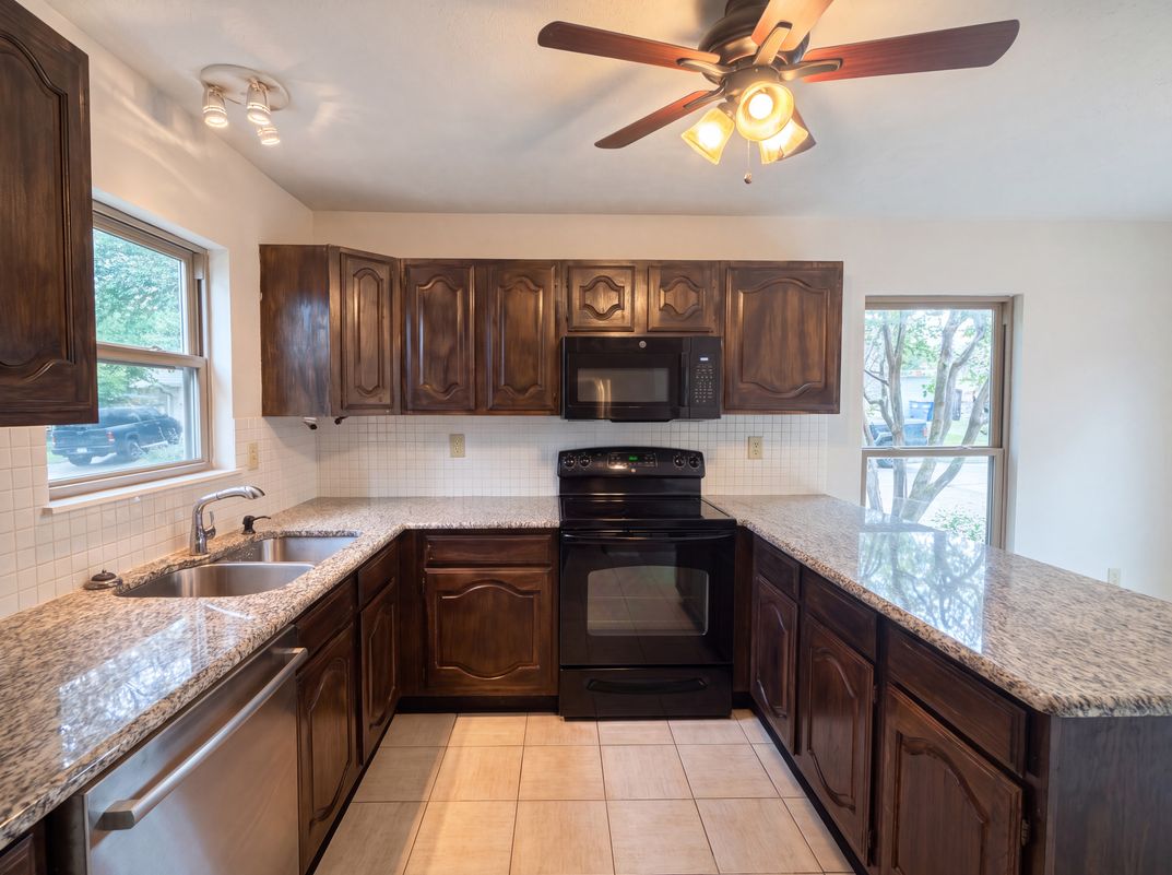 Property photo 2 of 13324 Pandora Cir