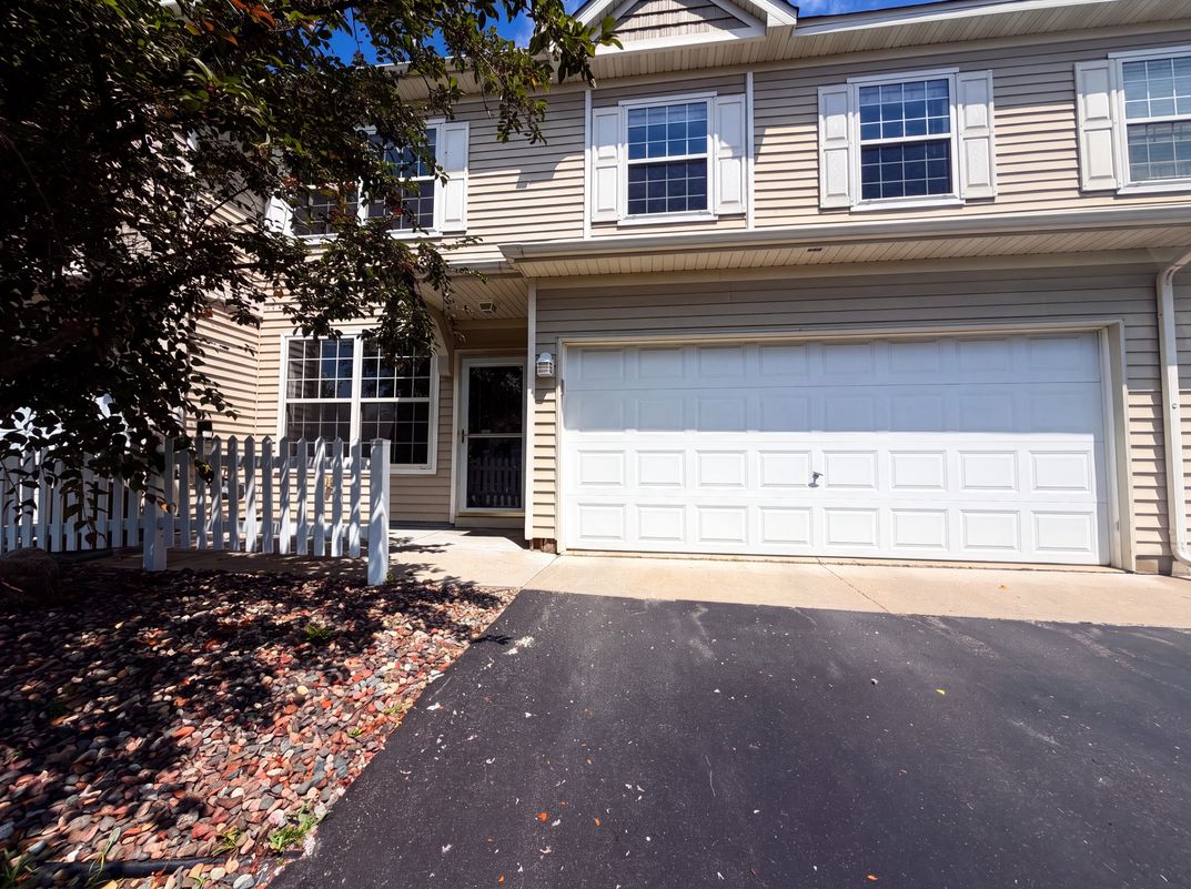 Property photo 1 of 5221 Robin Ln