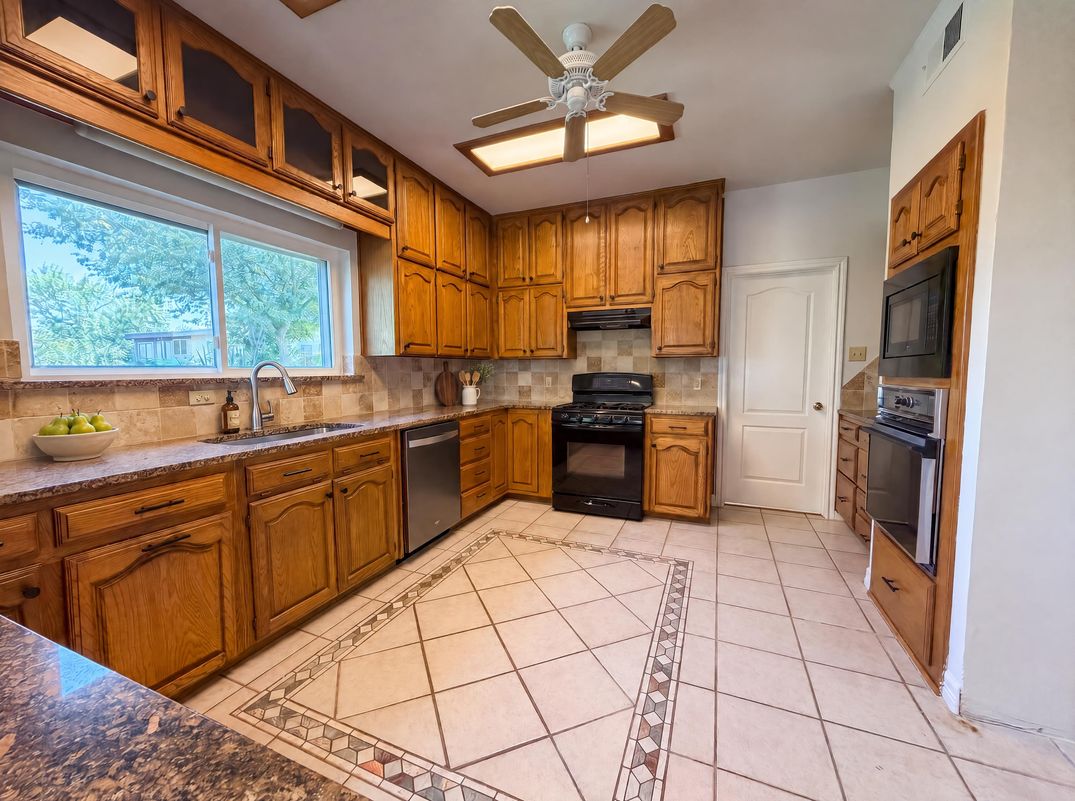 Property photo 2 of 7632 Westwind Dr
