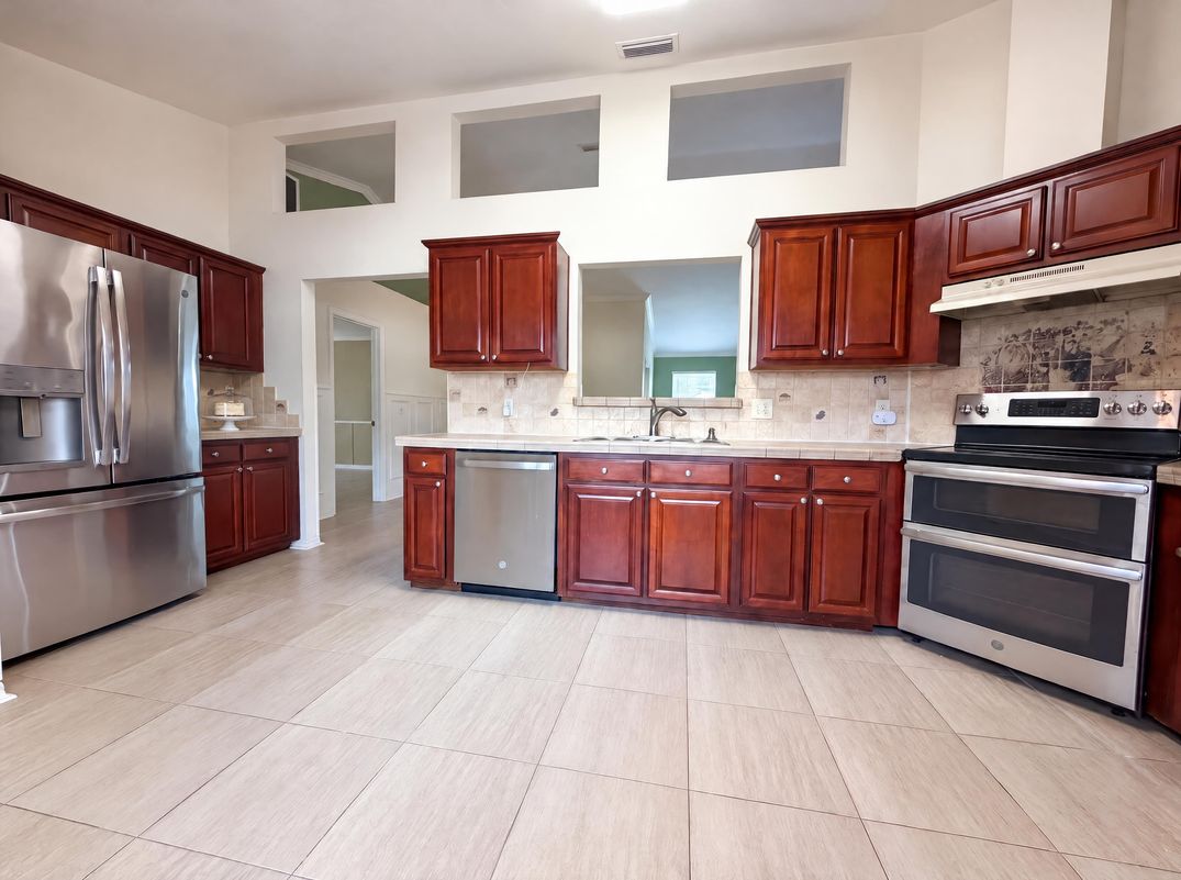 Property photo 2 of 944 NW 87th Dr