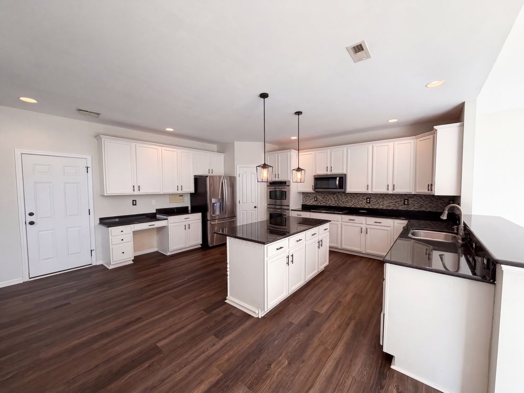 Property photo 2 of 821 Pinkney Pl