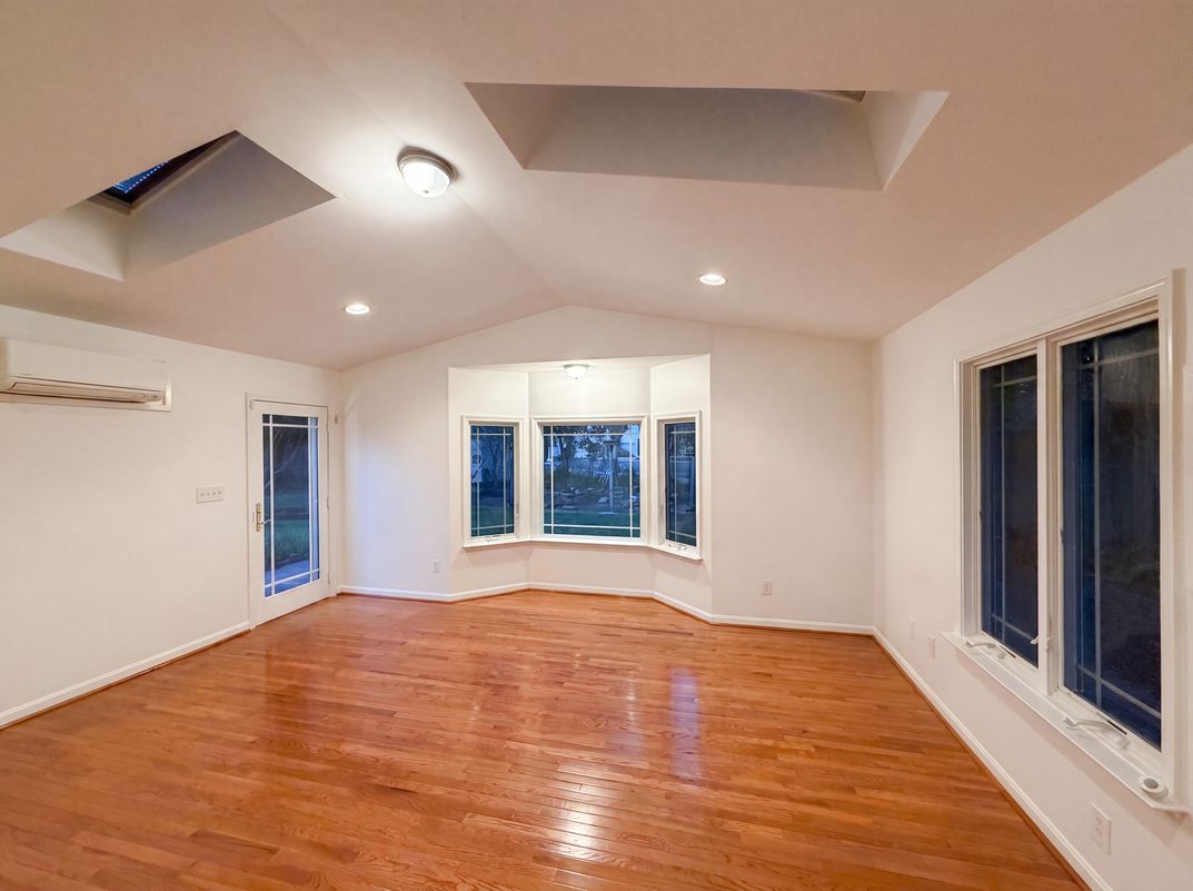 Property photo 3 of 8947 Rosewood St