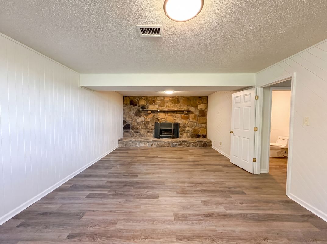 Property photo 3 of 819 Scenic Cir