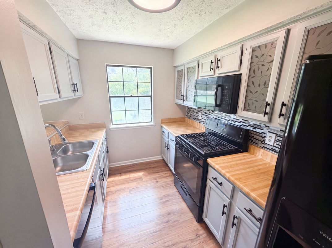 Property photo 2 of 165 Splitwood Ln