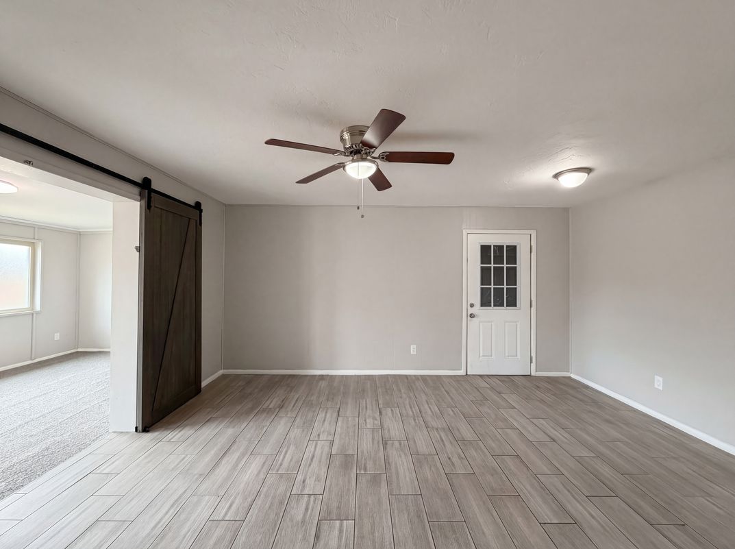Property photo 3 of 1331 E Elton Ave