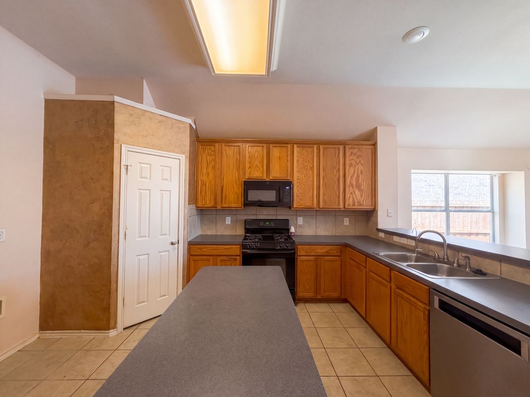Property photo 2 of 1213 Whitecreek Dr