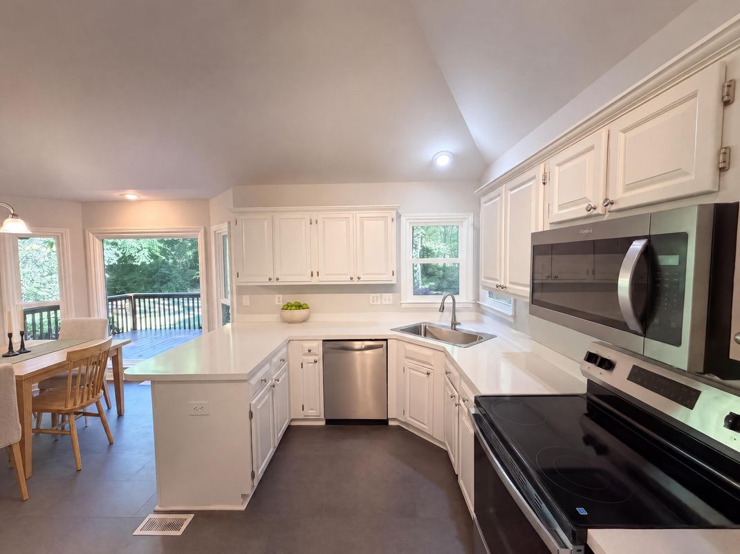 Property photo 2 of 1104 Thoroughbred Pl NW