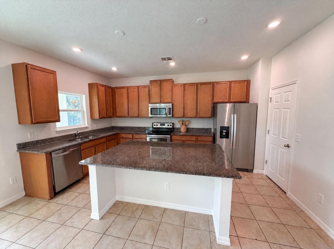 Property photo 2 of 811 Maple Leaf Loop