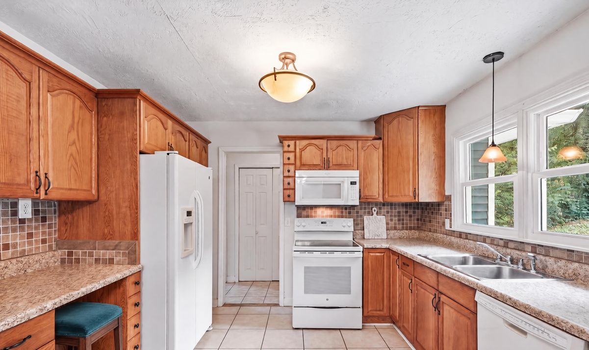 Property photo 3 of 3703 Thrushwood Dr