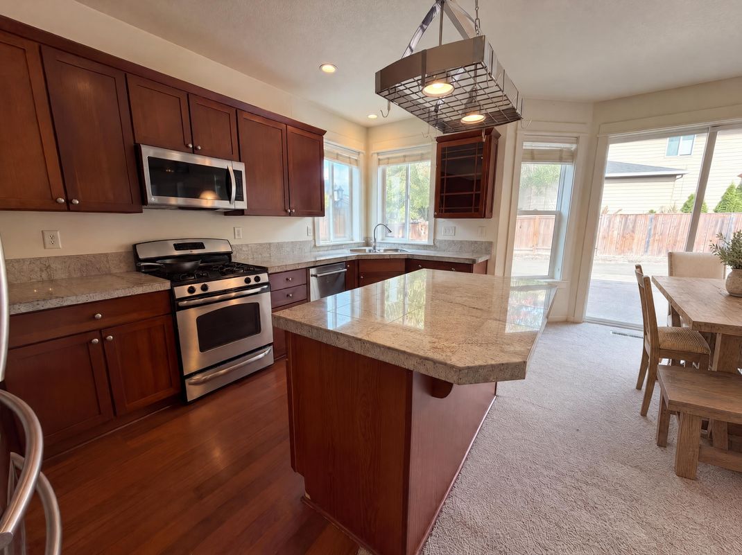 Property photo 2 of 606 10th Ct