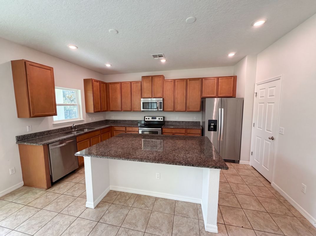 Property photo 2 of 811 Maple Leaf Loop