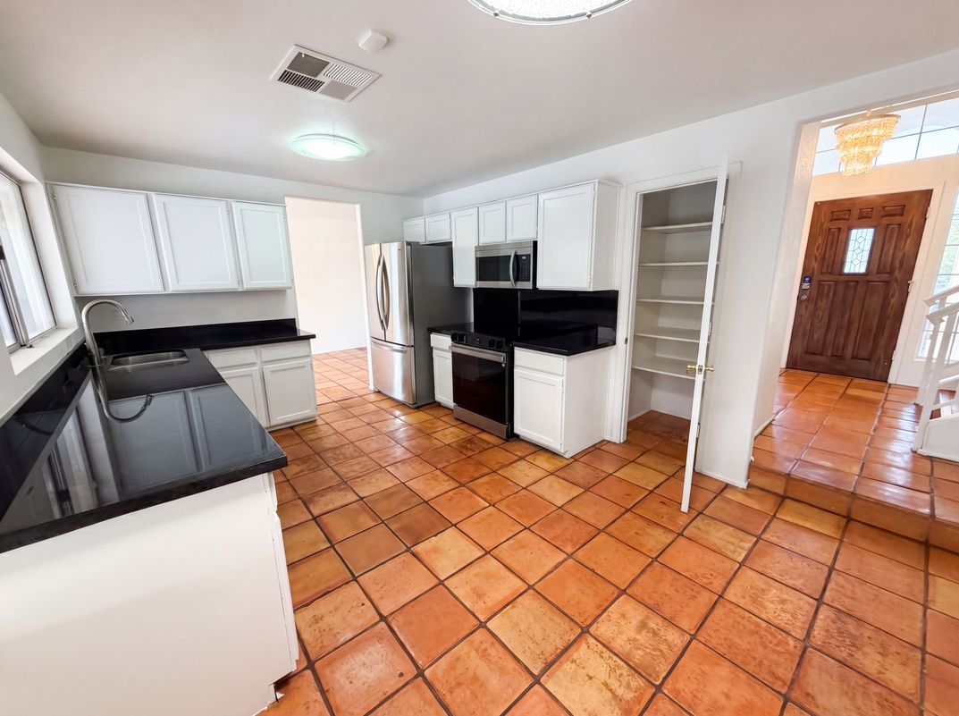 Property photo 2 of 2753 E Northridge Cir