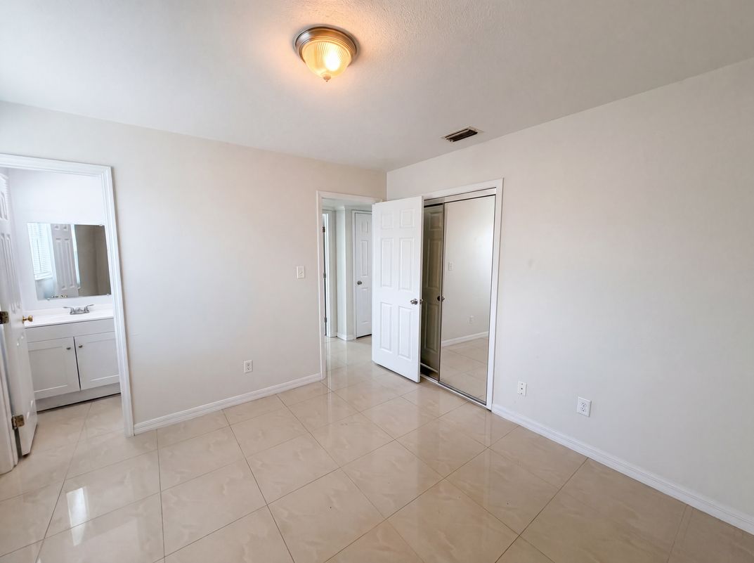 Photo 12 of 25 of 15525 Bedford Cir E, Clearwater, FL