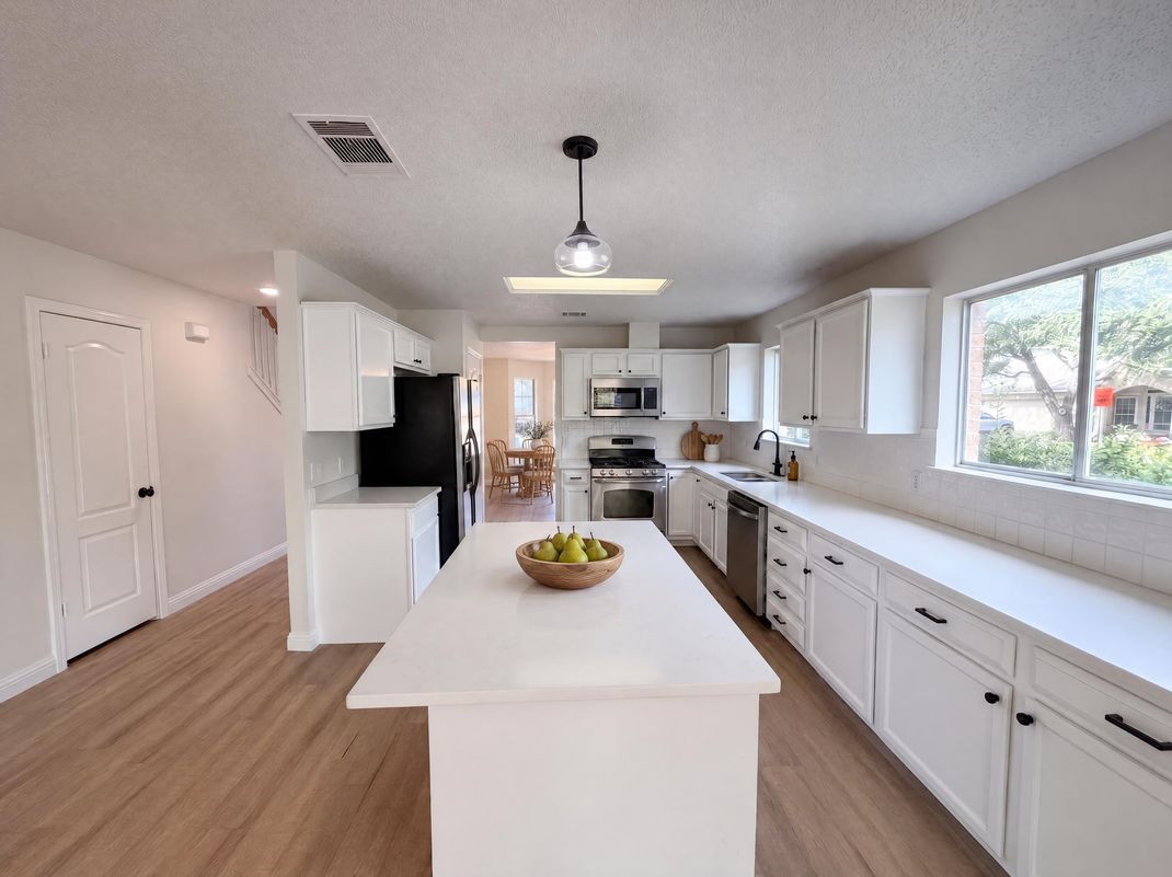 Property photo 2 of 16205 Glorious Ln
