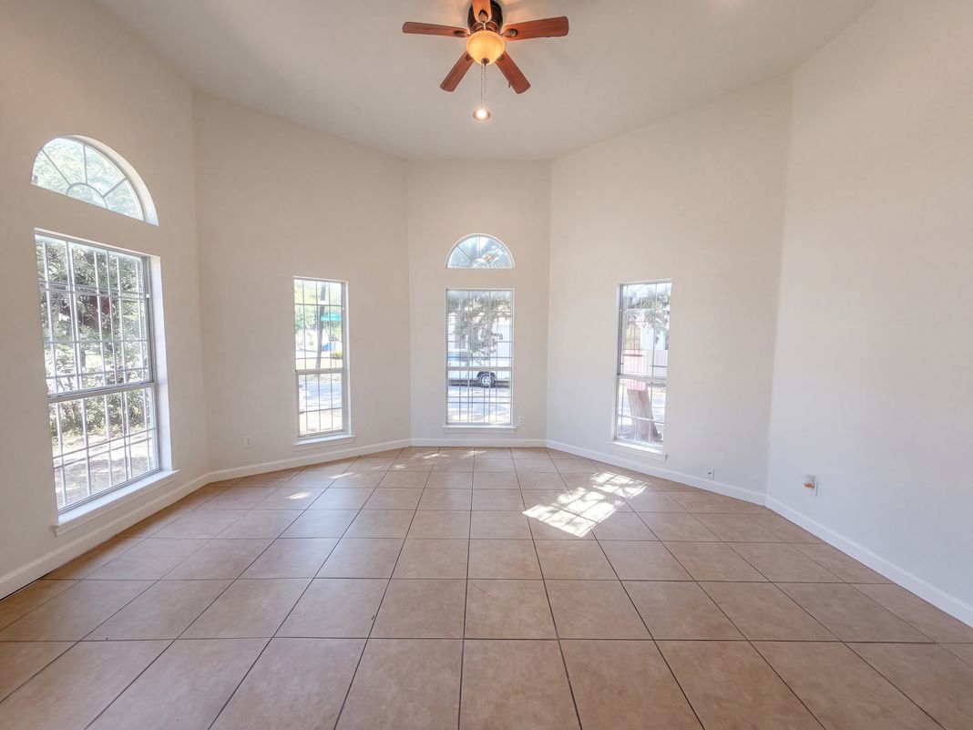 Property photo 3 of 1322 E Waco Ave