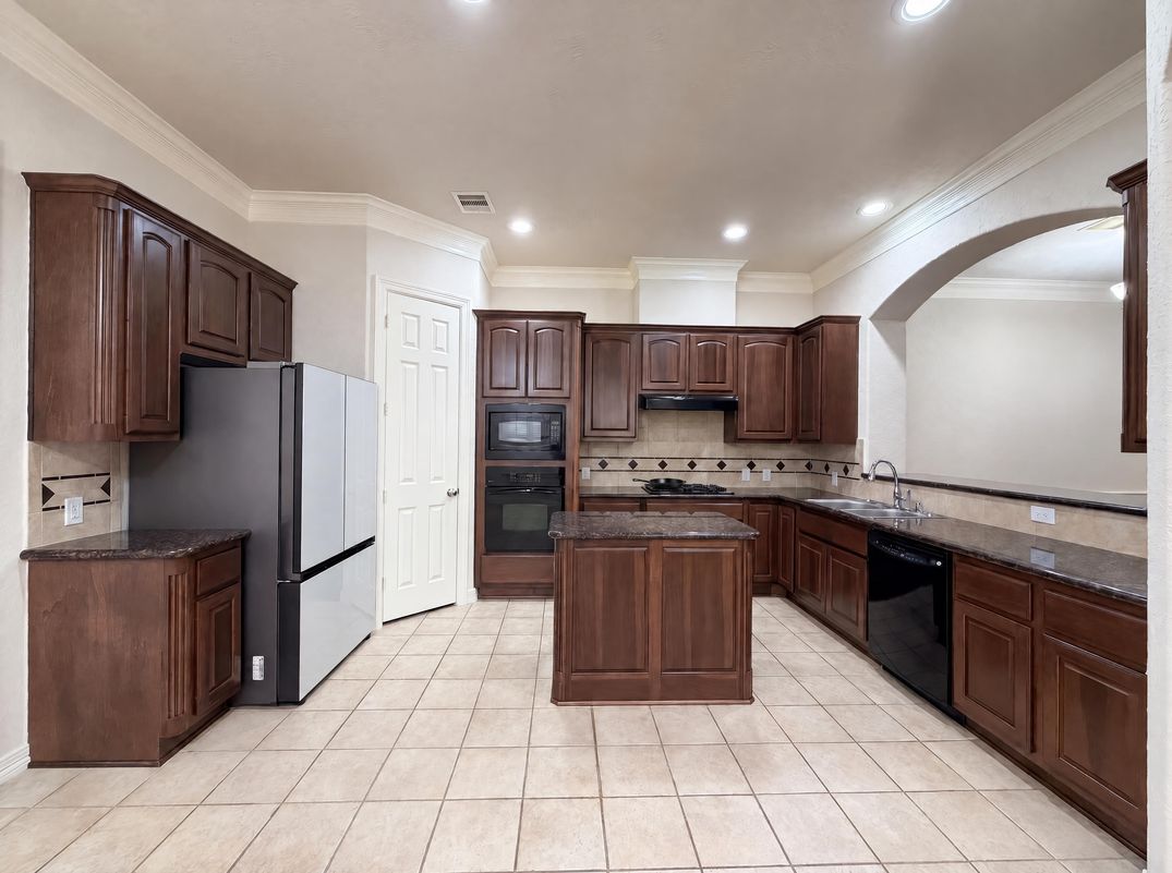 Property photo 2 of 2942 Royal Oaks Crst