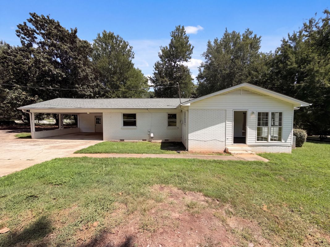 Photo 5 of 23 of 8519 Denbur Dr, Charlotte, NC