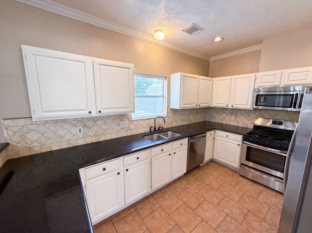 Photo 2 of 28 of 4215 River Ranch Dr, Pasadena, TX