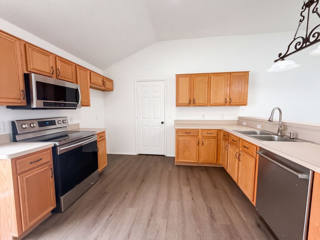 Property photo 2 of 1033 Olivewood Ln