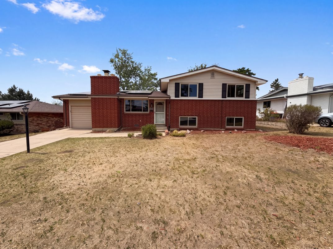 Property photo 1 of 885 W 7th Avenue Dr