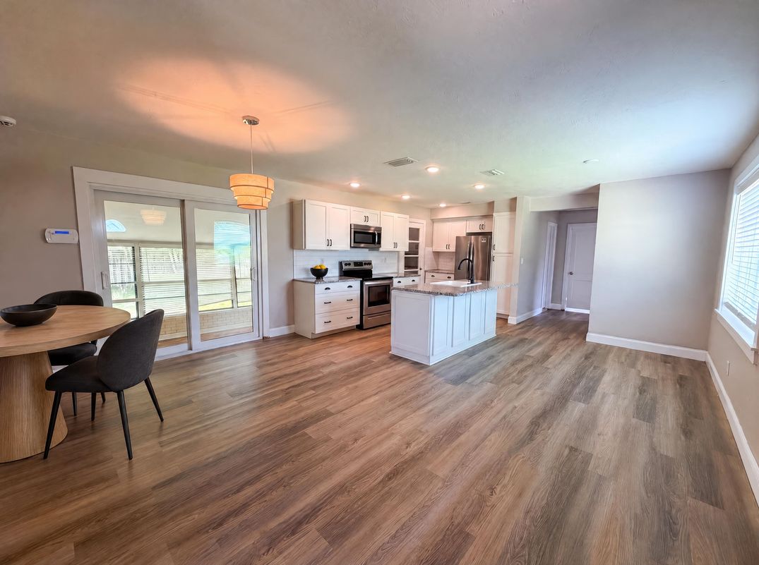 Property photo 2 of 1521 W River Shore Way