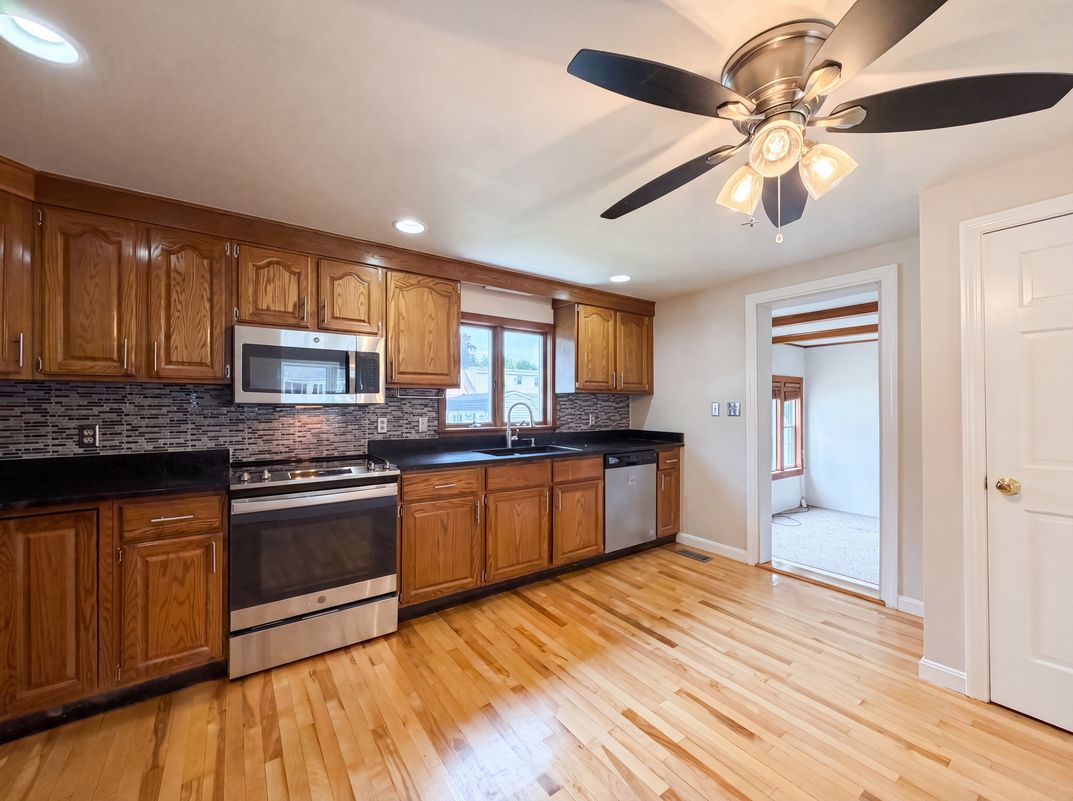 Property photo 2 of 4 MacArthur Cir