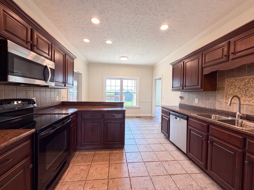Property photo 2 of 1044 Laramie Ct