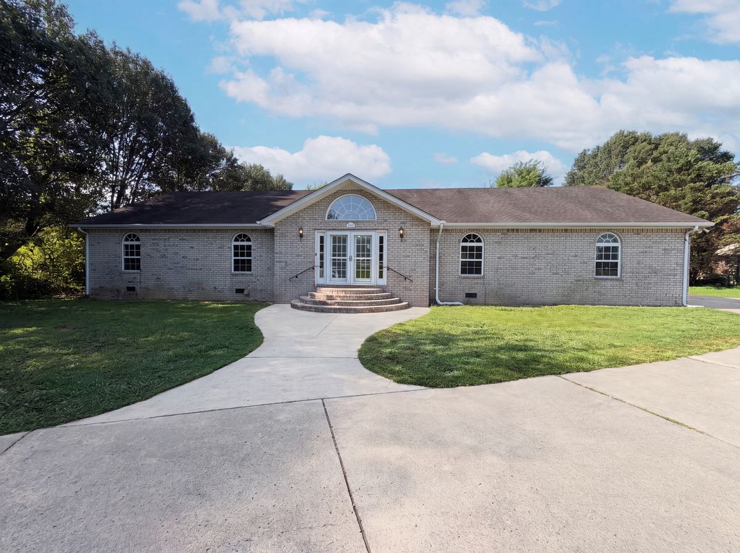 Property photo 1 of 807 W Thompson Ln