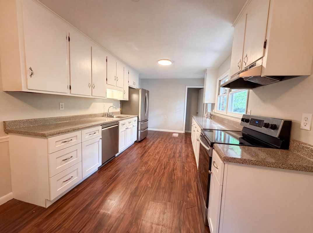 Property photo 3 of 917 Hillview Dr