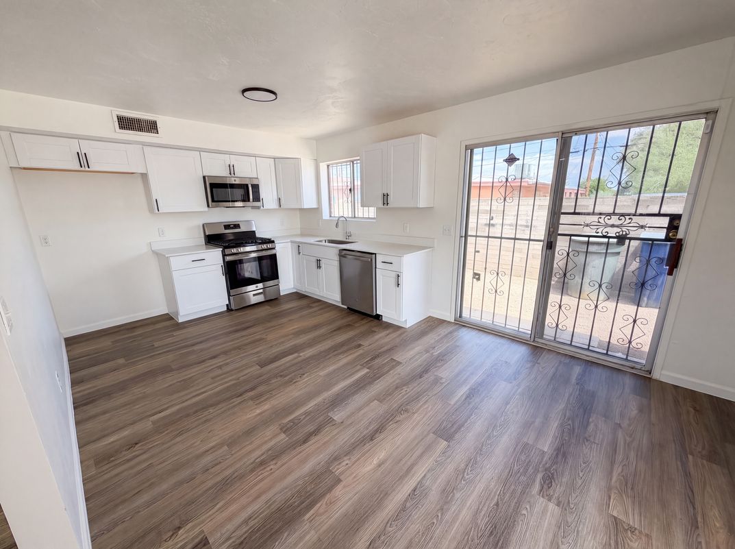 Property photo 2 of 402 W District St