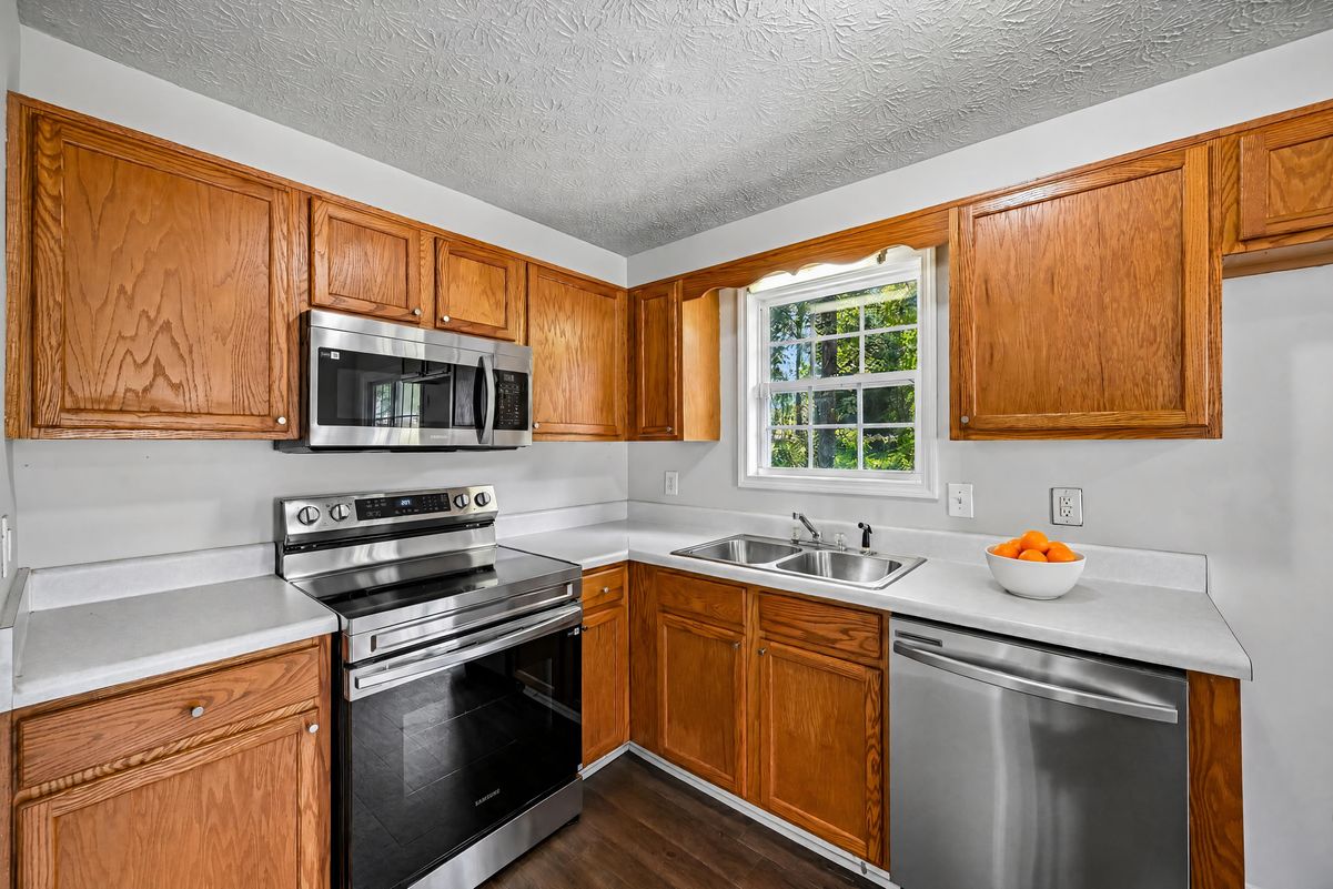 Property photo 2 of 85 Grove Pl