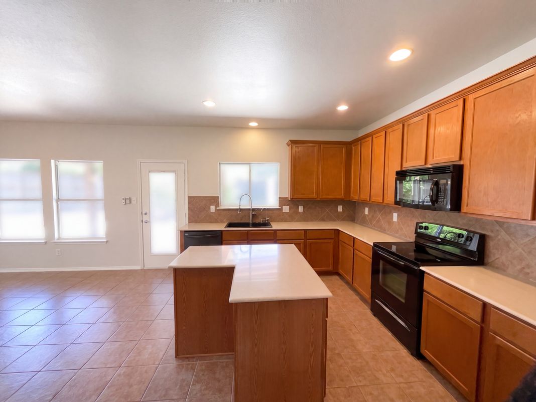 Property photo 2 of 137 Deerwood Oaks