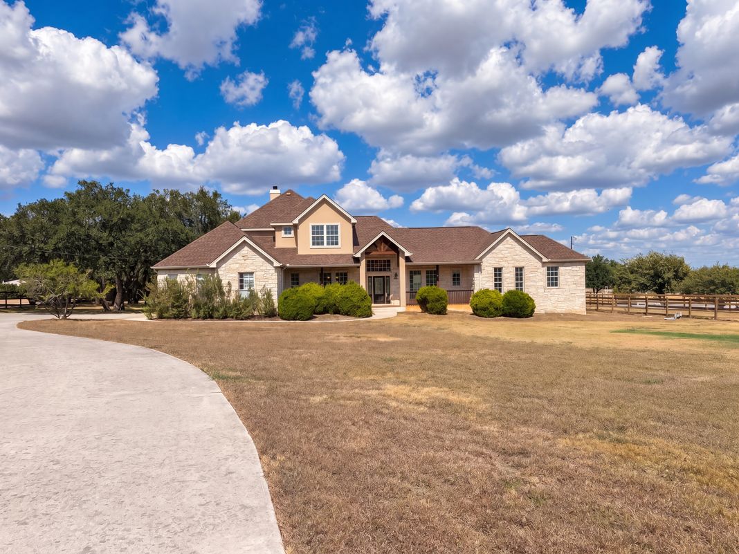 Property photo 1 of 302 Saddletree Ln