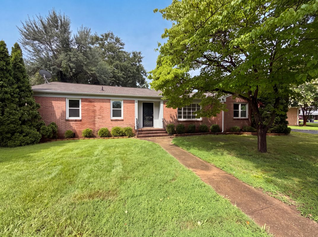 Property photo 1 of 1016 Forestview Dr