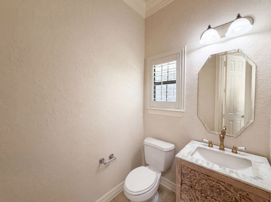 Photo 17 of 21 of 2942 Royal Oaks Crst, Houston, TX