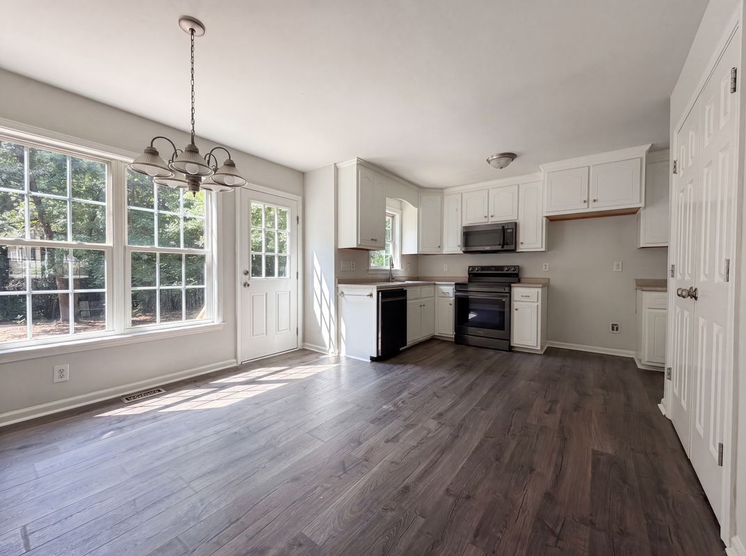 Property photo 3 of 576 Sunray Dr